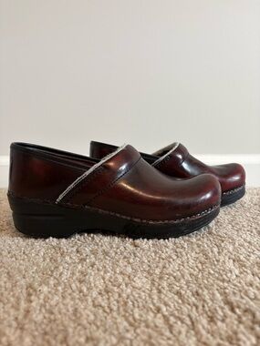 Dansco Classic Women's Leather Clogs in Burgundy Size 38